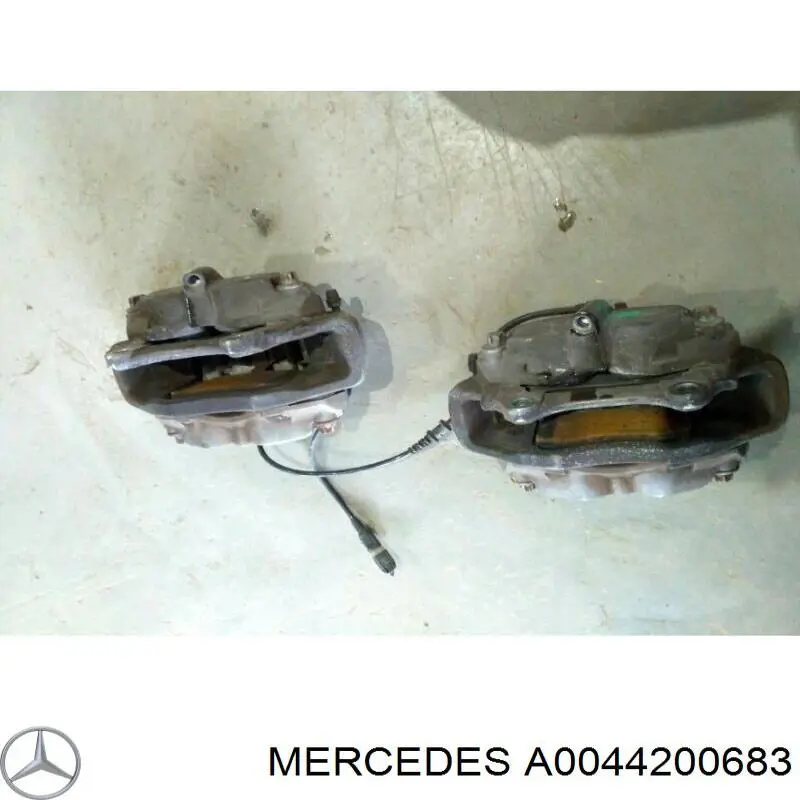 Суппорт тормозной передний правый A0044201883 Mercedes