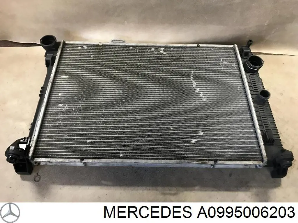 Радиатор охлаждения двигателя Mercedes A0995006203