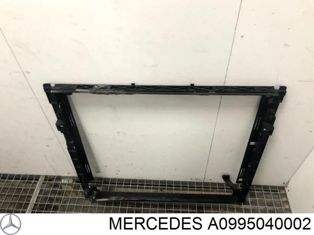 Купить 995040002 Mercedes Кронштейн радиатора верхний