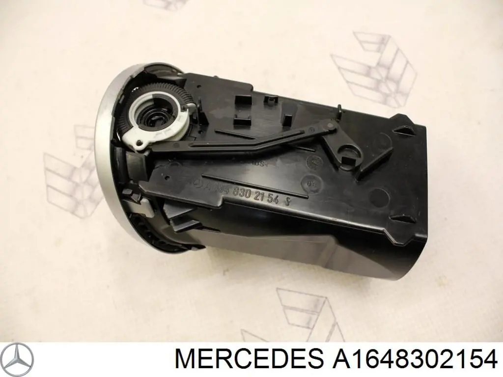 Купить 1648302154 Mercedes Решетка вентиляции салона на "торпедо"