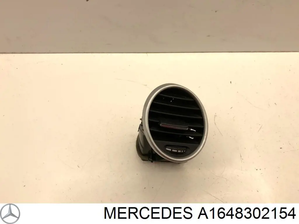Решетка вентиляции салона на "торпедо" 1648302154 Mercedes
