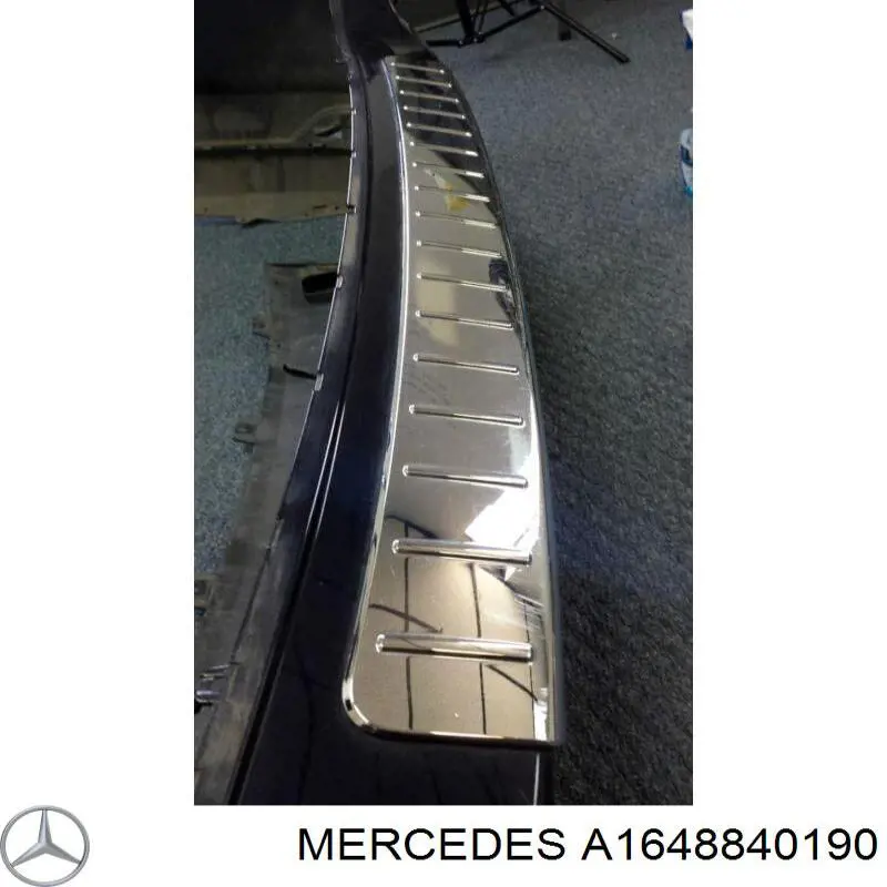 A1648840190 Mercedes placa sobreposta do pára-choque traseiro superior de proteção (degrau-grampo dobrável)