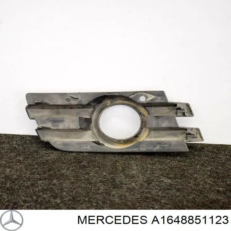 1648851123 Mercedes заглушка (решетка противотуманных фар бампера переднего)