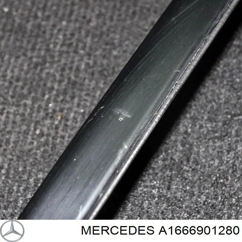 Купить 1666901280 Mercedes Правый молдинг ветрового стекла
