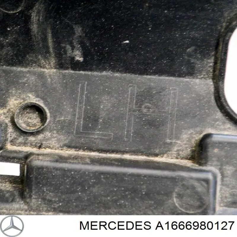Кронштейн наружной накладки порога левой 1666980127 Mercedes