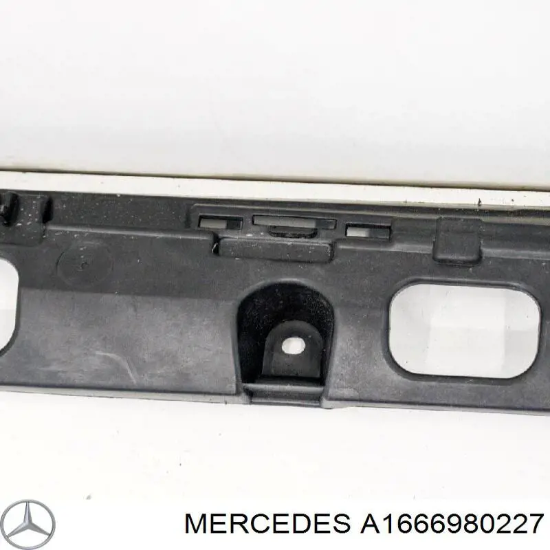 Кронштейн наружной накладки порога правой 1666980227 Mercedes