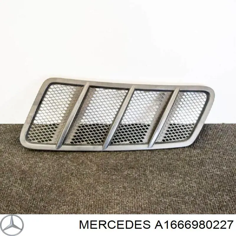 Кронштейн наружной накладки порога правой Mercedes 1666980227