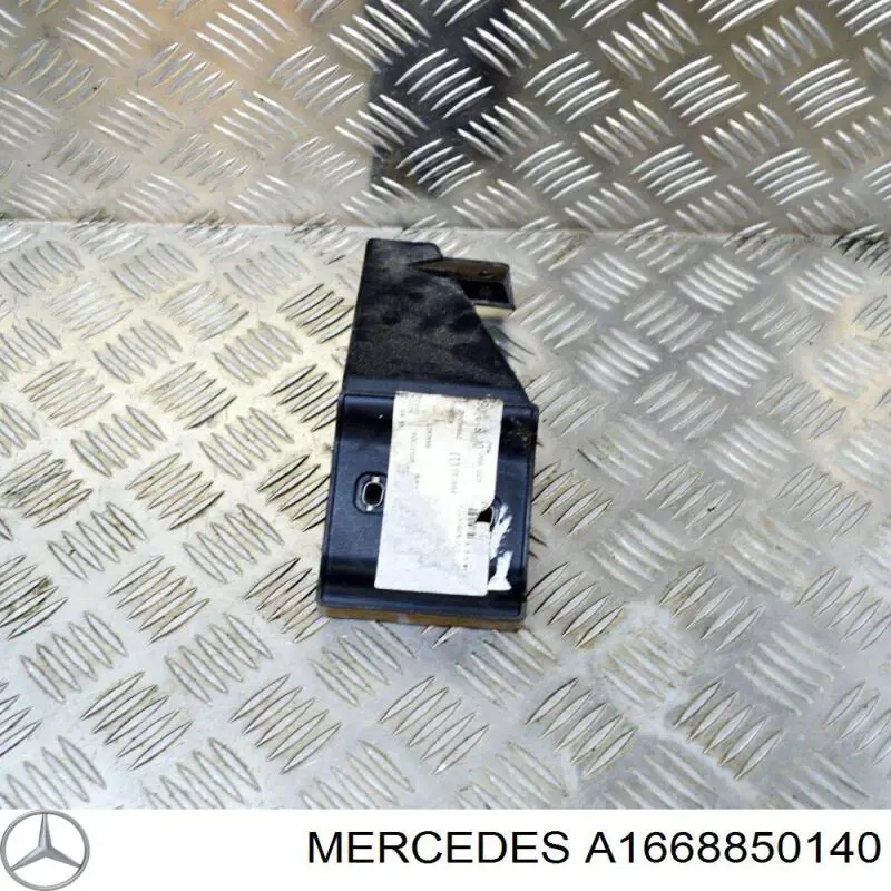 1668850140 Mercedes Правое крепление заднего бампера