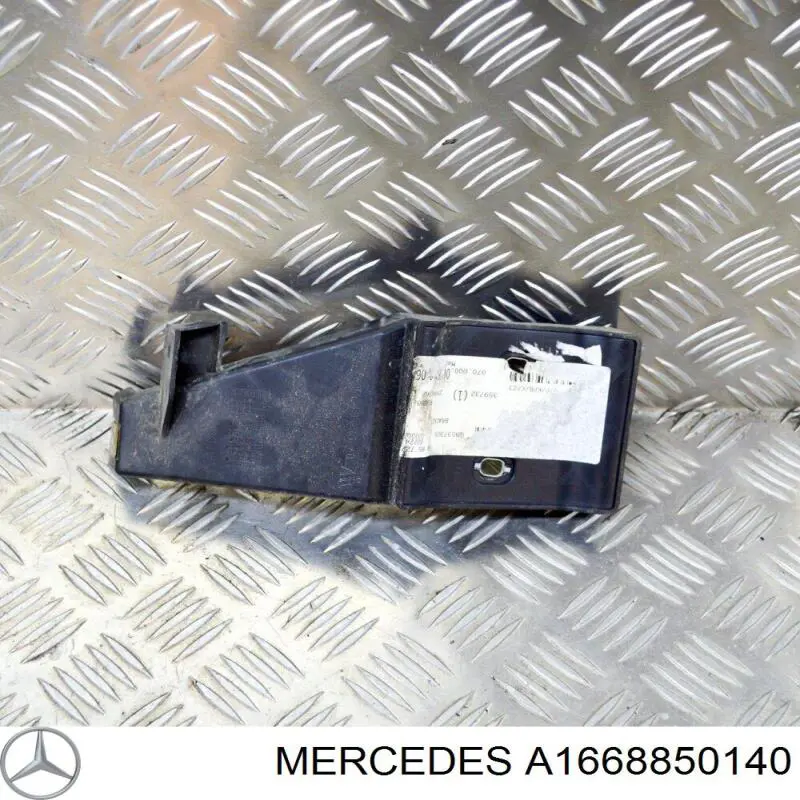 Правый кронштейн заднего бампера Mercedes 1668850140