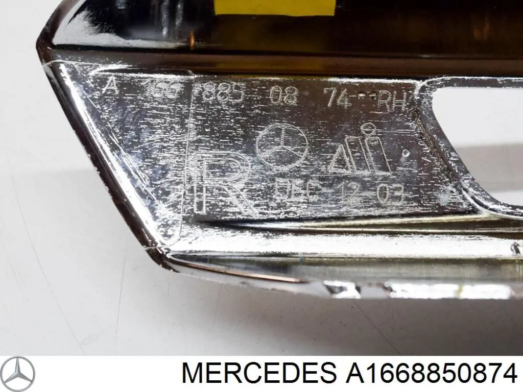 Ободок (окантовка) фары противотуманной правой Mercedes A1668850874