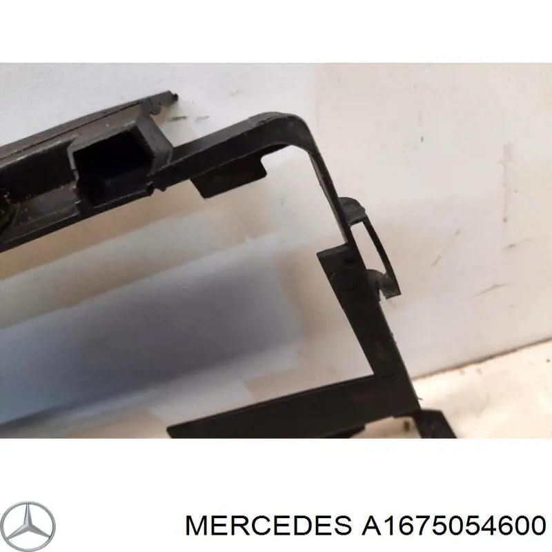 Нижний дефлектор радиатора A1675054600 Mercedes