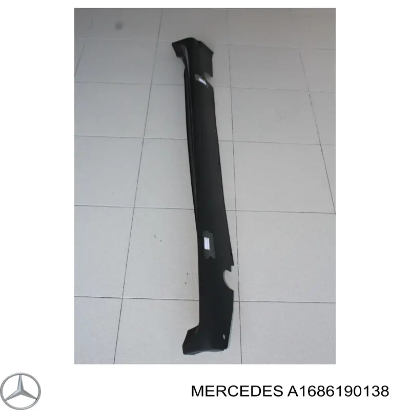 A1686190138 Mercedes placa sobreposta (moldura externa esquerda de acesso)