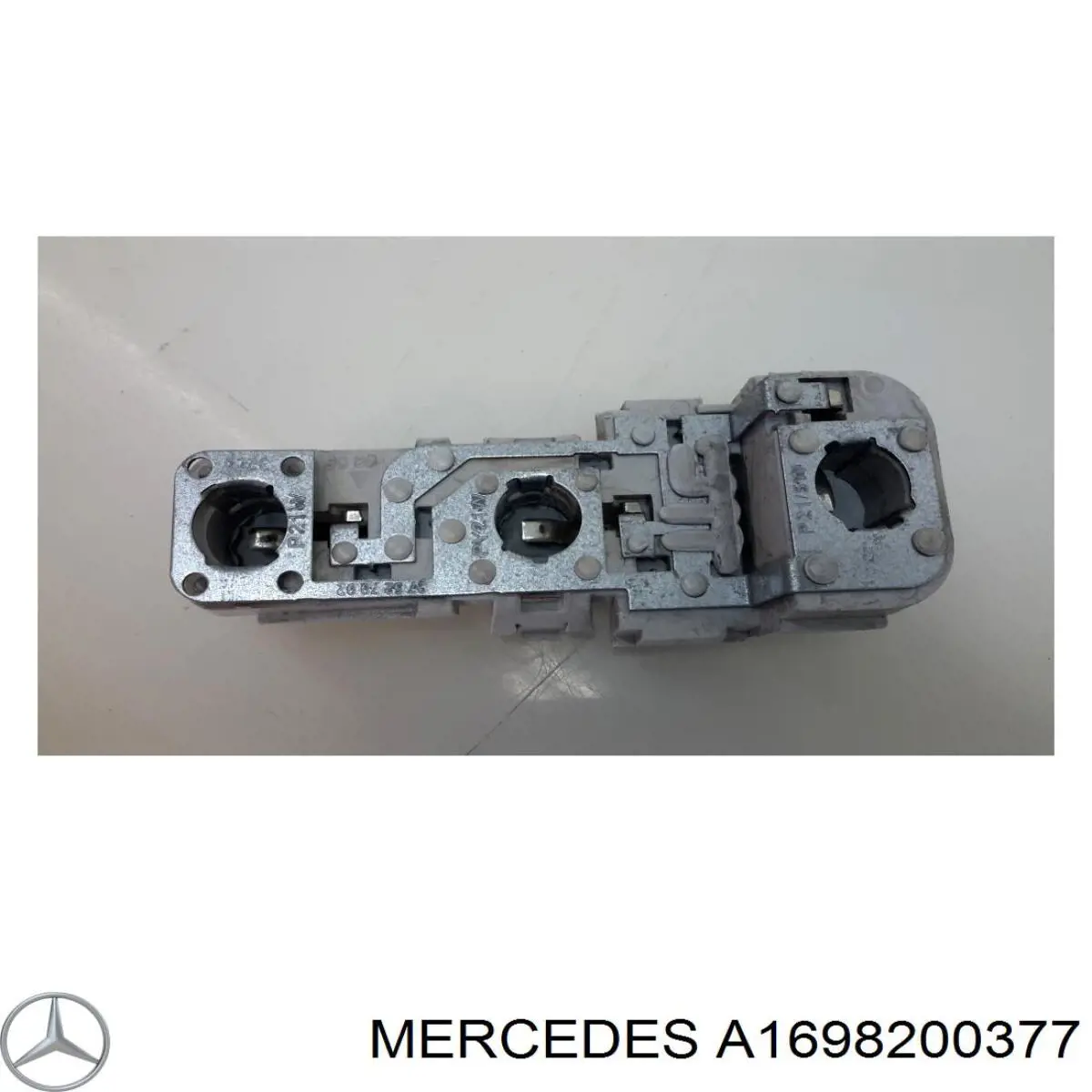 A1698200377 Mercedes фонарь задний левый внешний