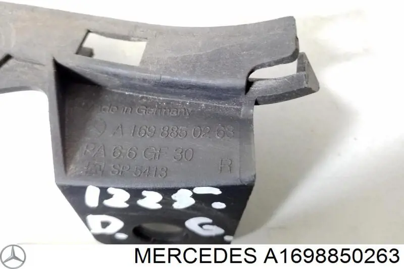 Направляющая заднего бампера правая A1698850263 Mercedes