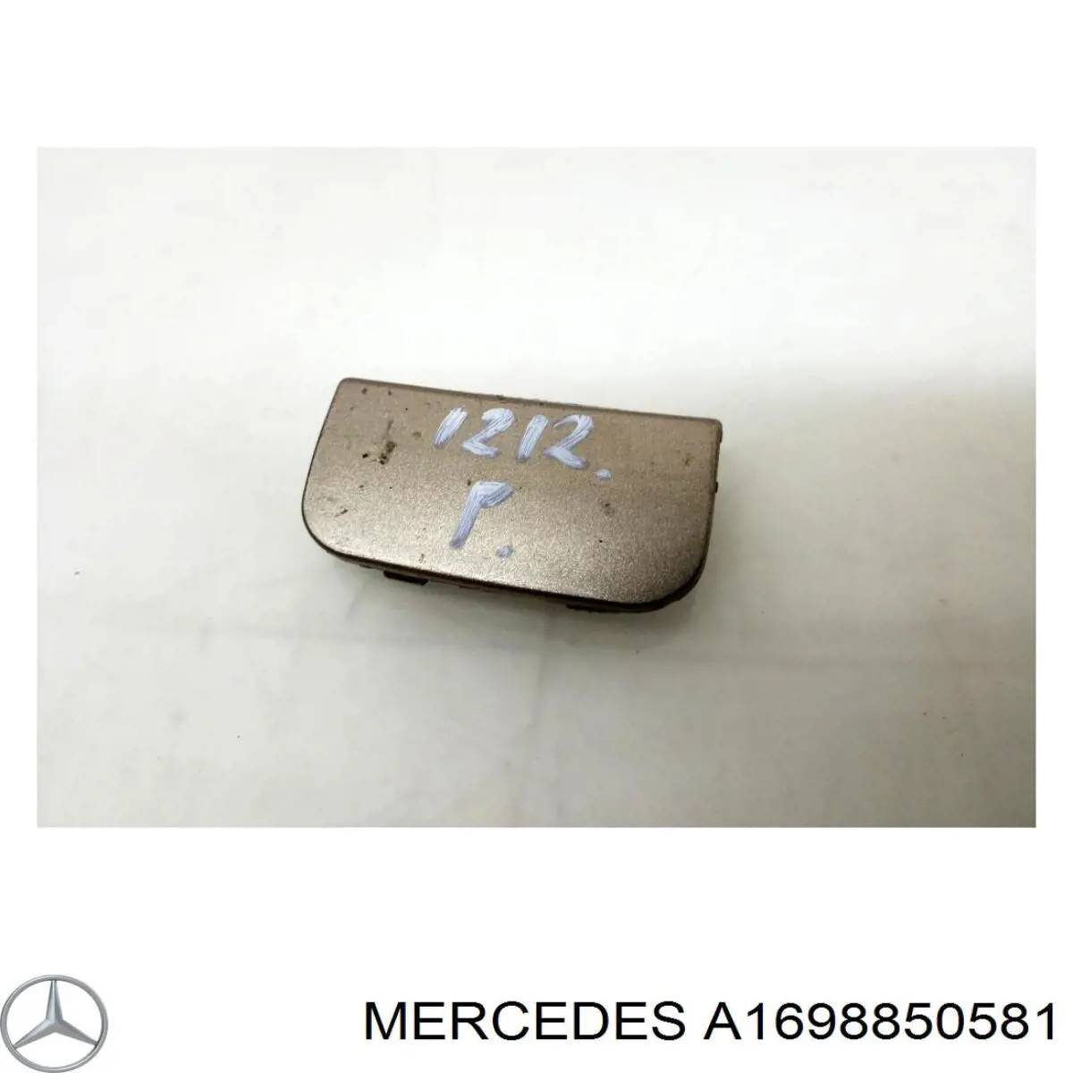 A1698850581 Mercedes заглушка бампера буксировочного крюка передняя