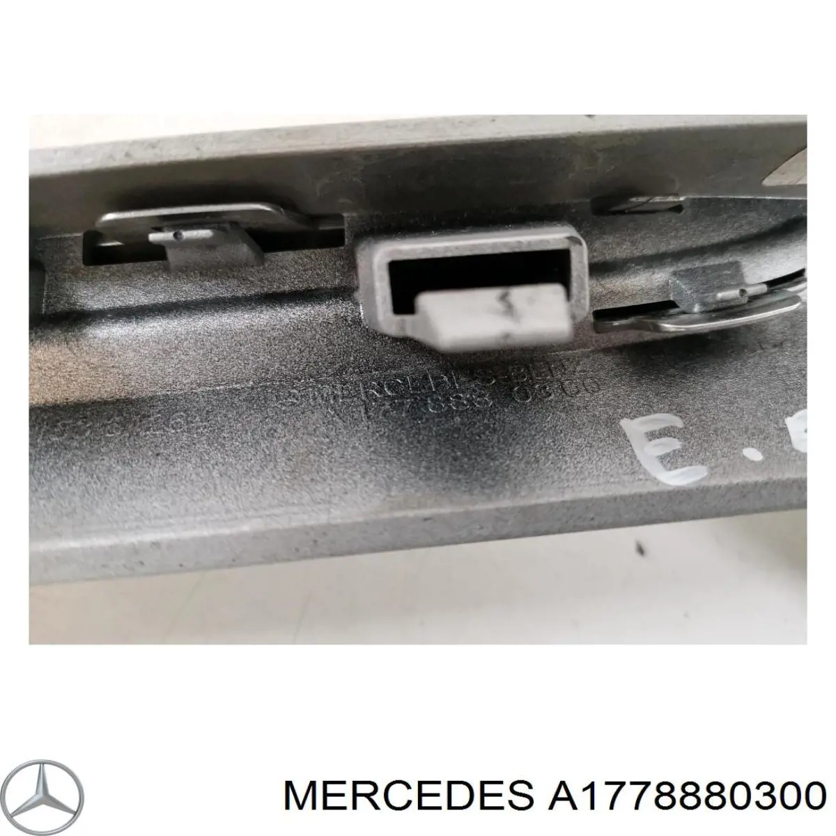 Молдинг решетки радиатора Mercedes 1778880300 цена, от 24.07 USD