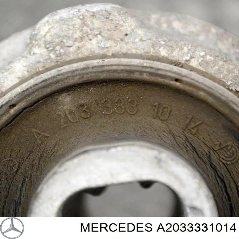 Сайлентблок верхнего переднего рычага Mercedes A2033331014
