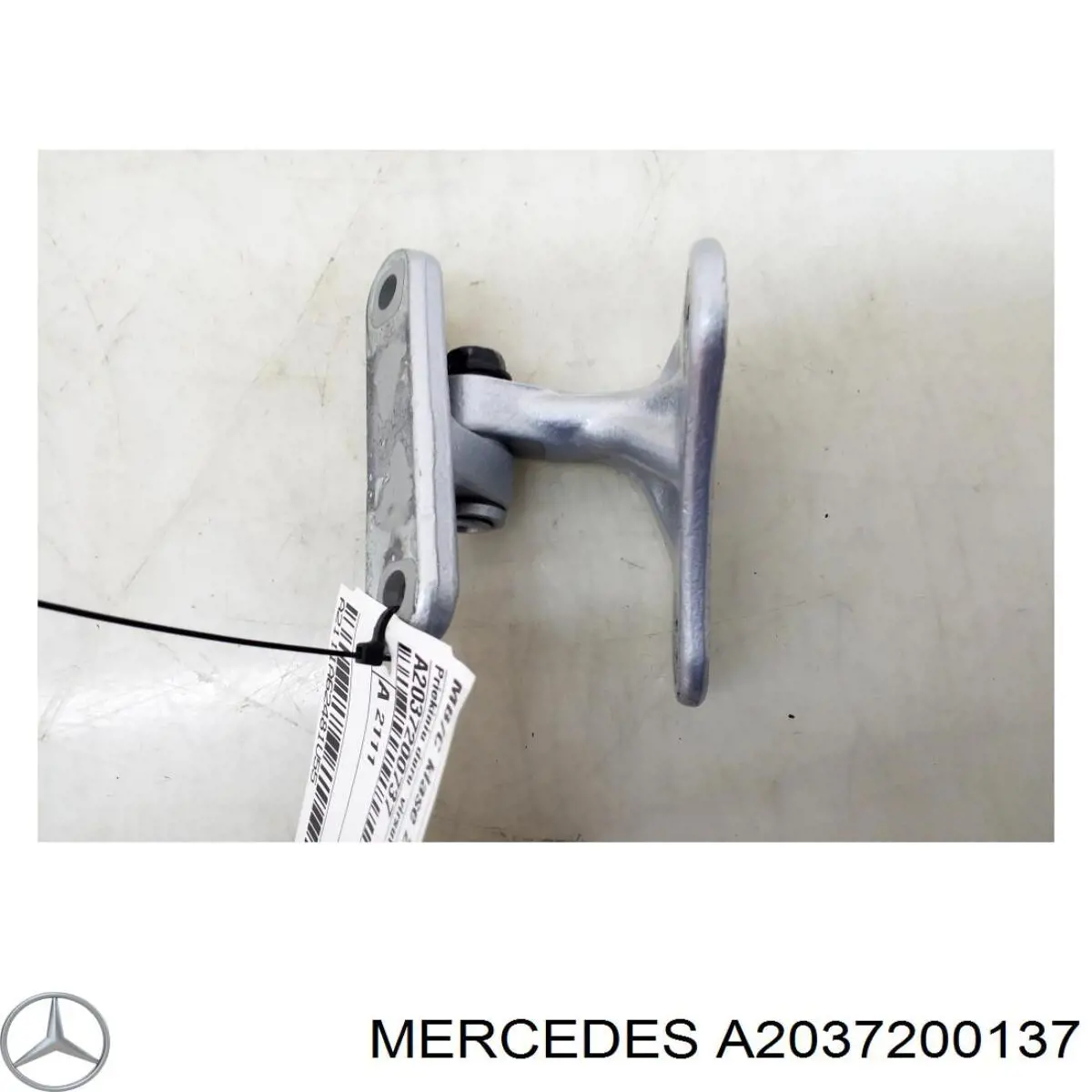 Купить 2037200137 Mercedes Завеса двери передней левой