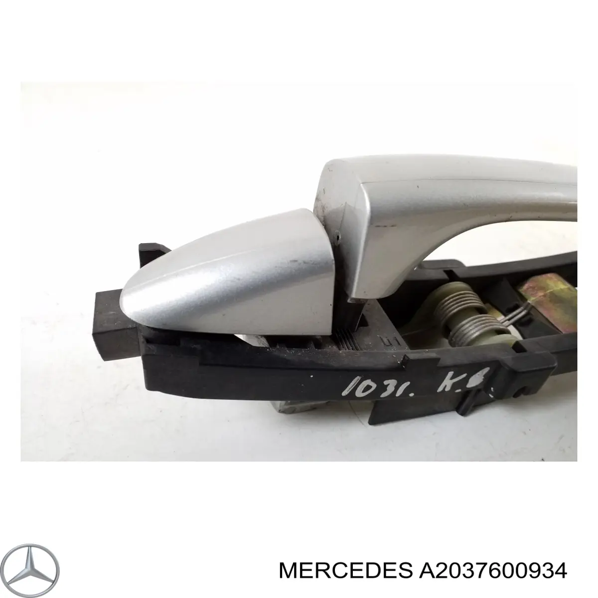 Держатель наружной ручки двери задней левой A2037600934 Mercedes