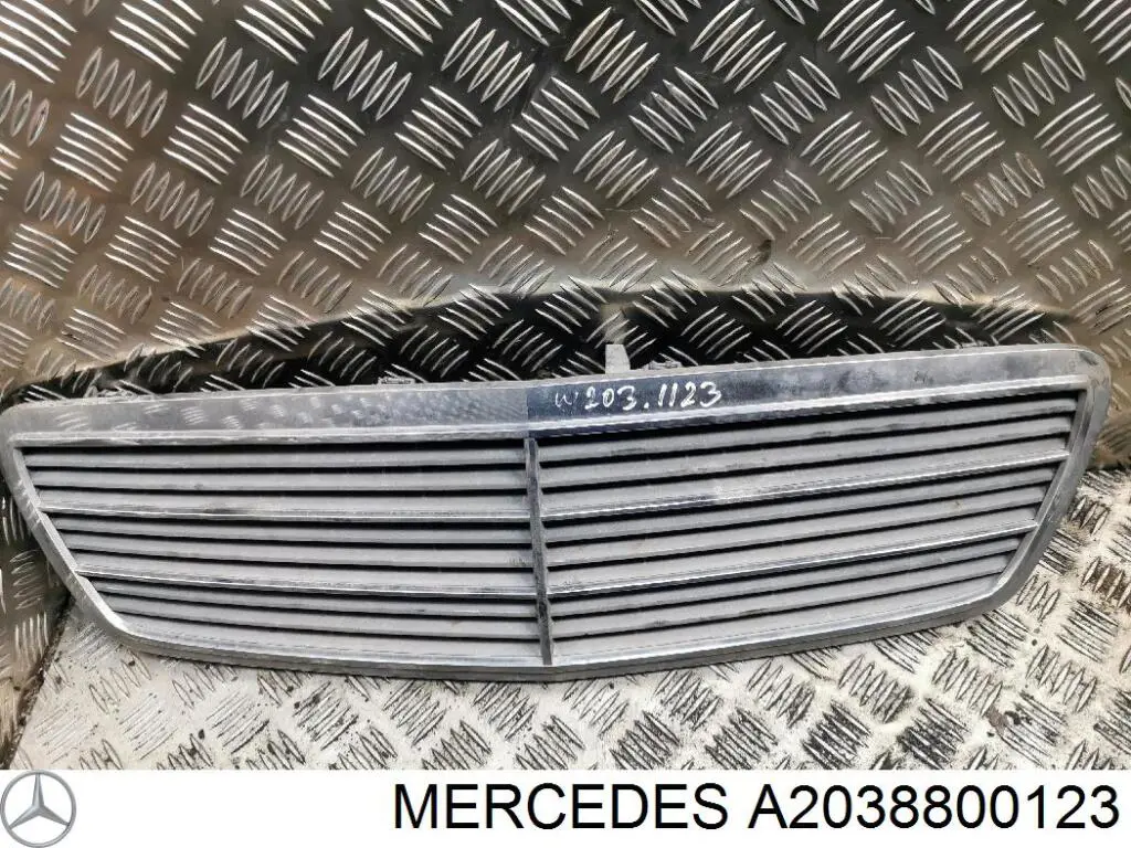 Решетка радиатора A2038800123 Mercedes