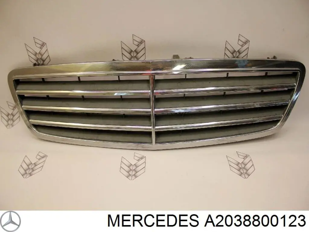 Решетка радиатора A2038800123 Mercedes