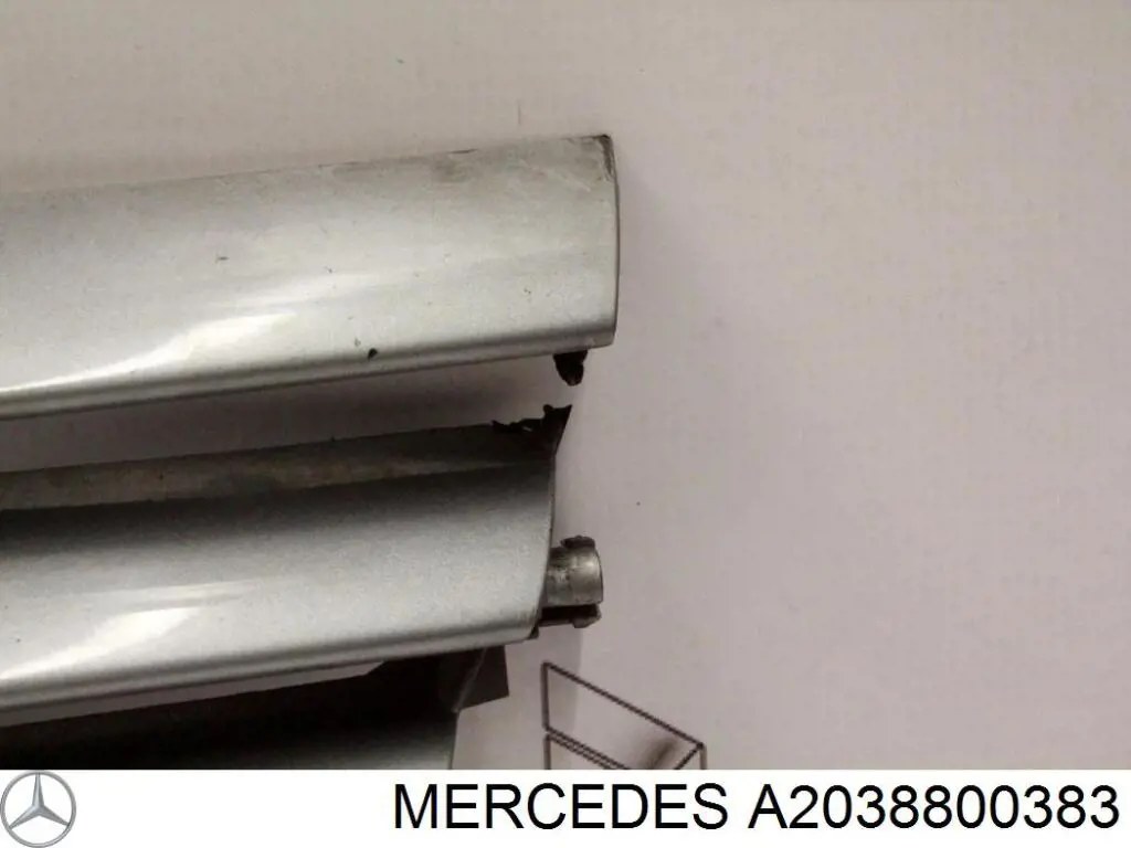 Решетка радиатора A2038800383 Mercedes