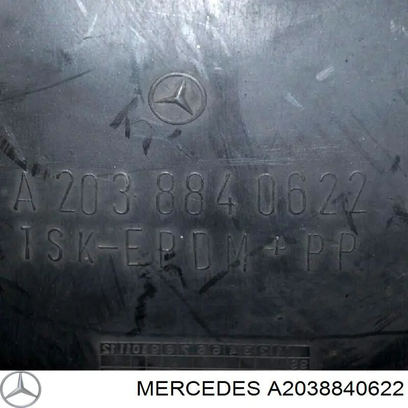 Подкрылок крыла переднего правый передний A2038840622 Mercedes