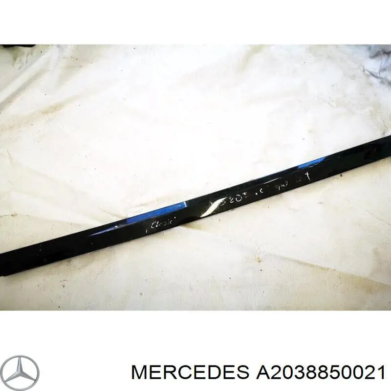 Молдинг бампера заднего центральный A20388500219999 Mercedes