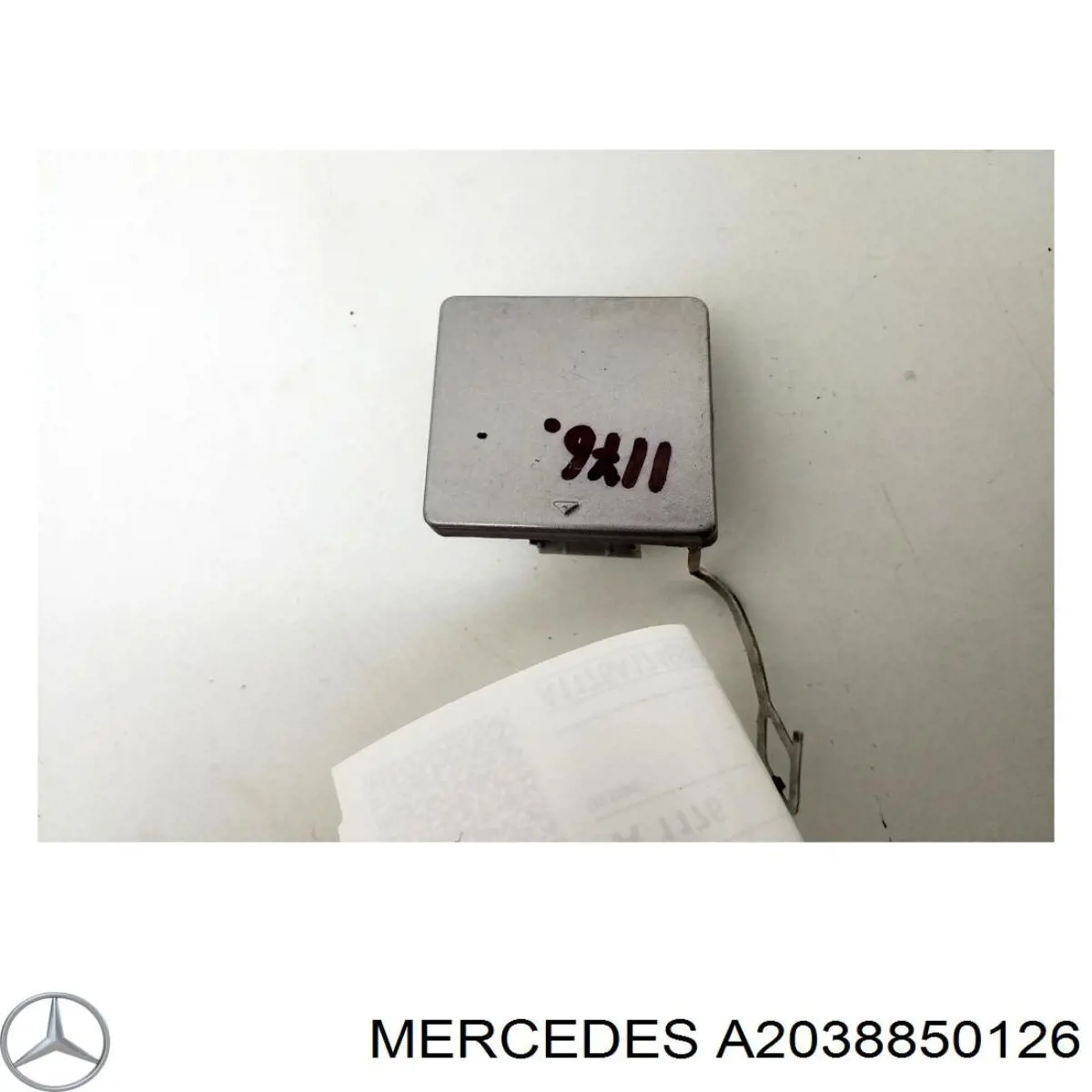 Заглушка бампера буксировочного крюка задняя A2038850126 Mercedes