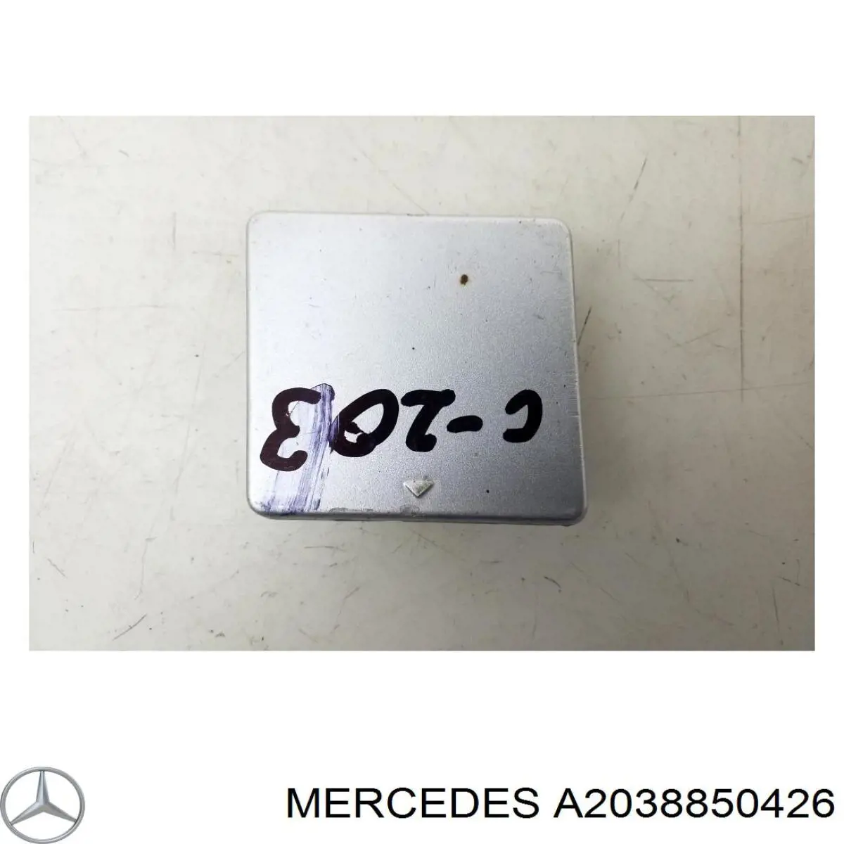 Заглушка бампера буксировочного крюка задняя A2038850426 Mercedes