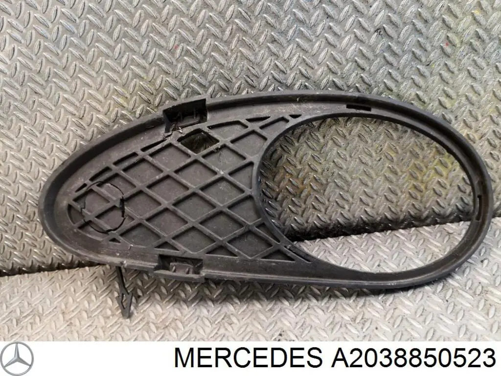 Купить A2038850523 Mercedes Решетка бампера переднего левая