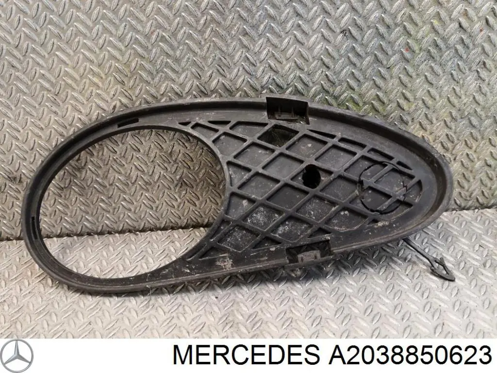 Купить A2038850623 Mercedes Решетка бампера переднего правая