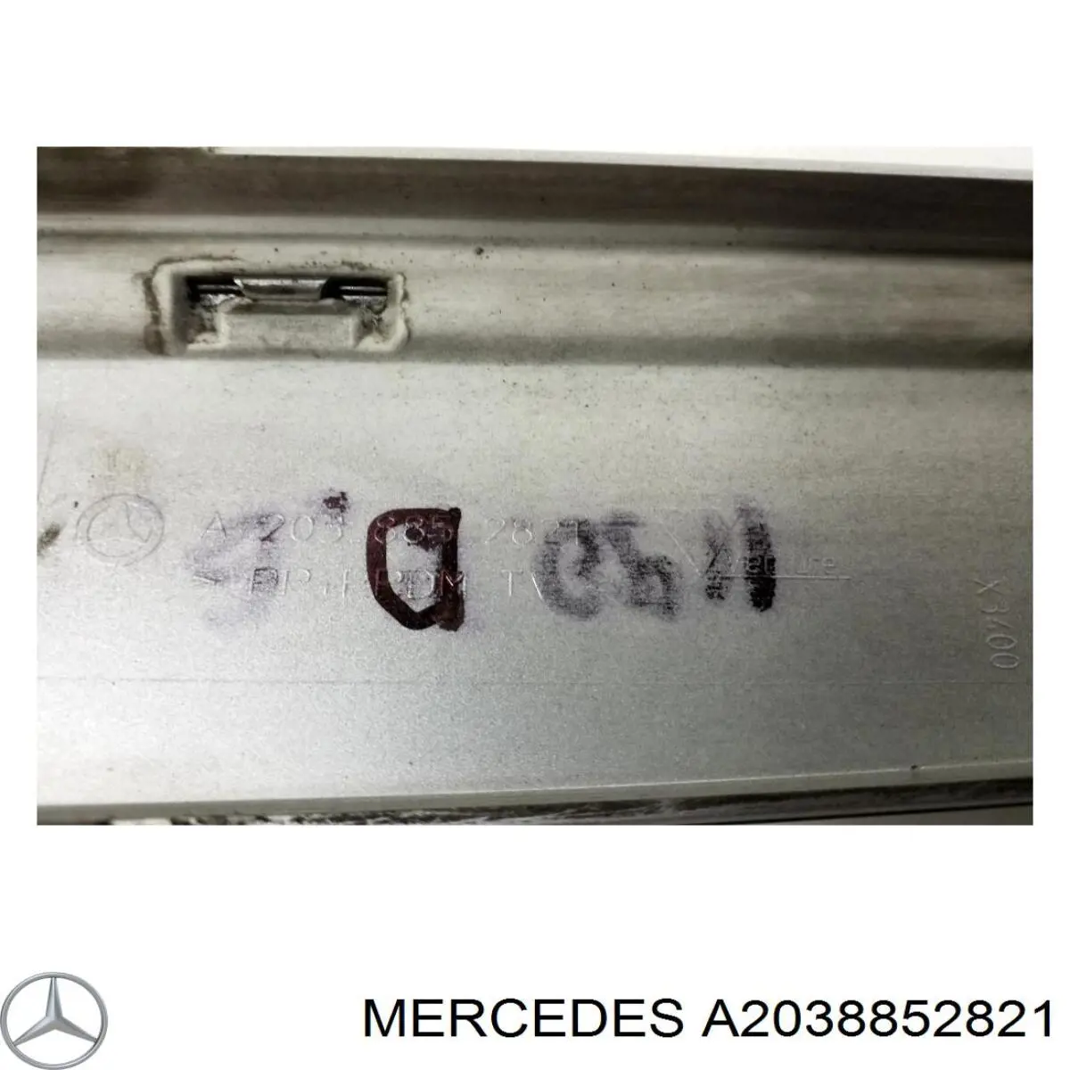 Молдинг бампера заднего правый A2038852821 Mercedes