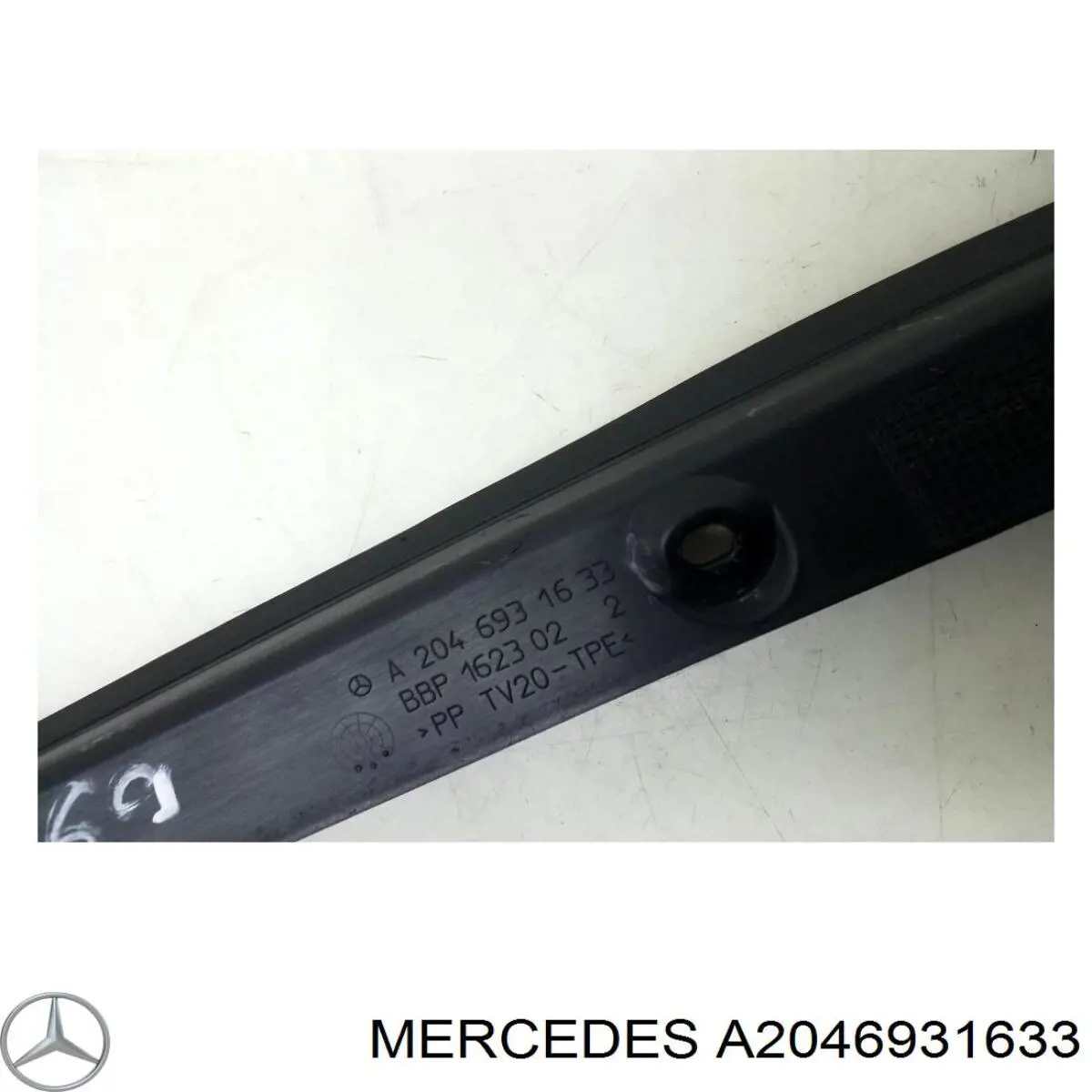 Облицовка багажного отсека, правая Mercedes 2046931633