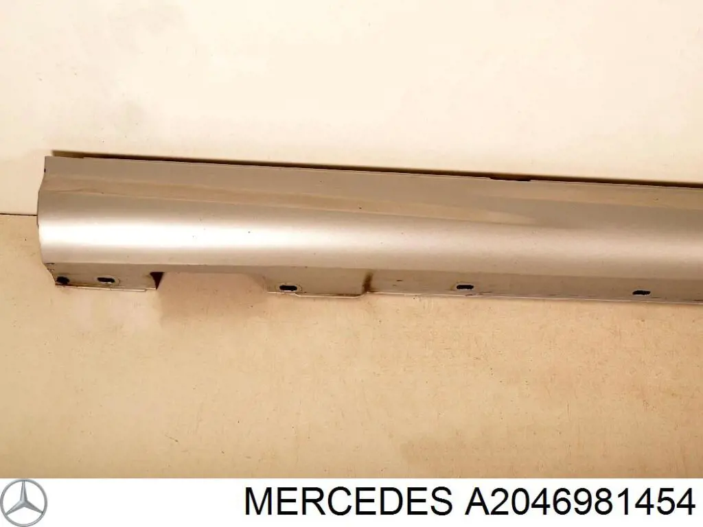 Накладка (молдинг) порога наружная правая Mercedes A20469814549999 цена, от 45.76 USD