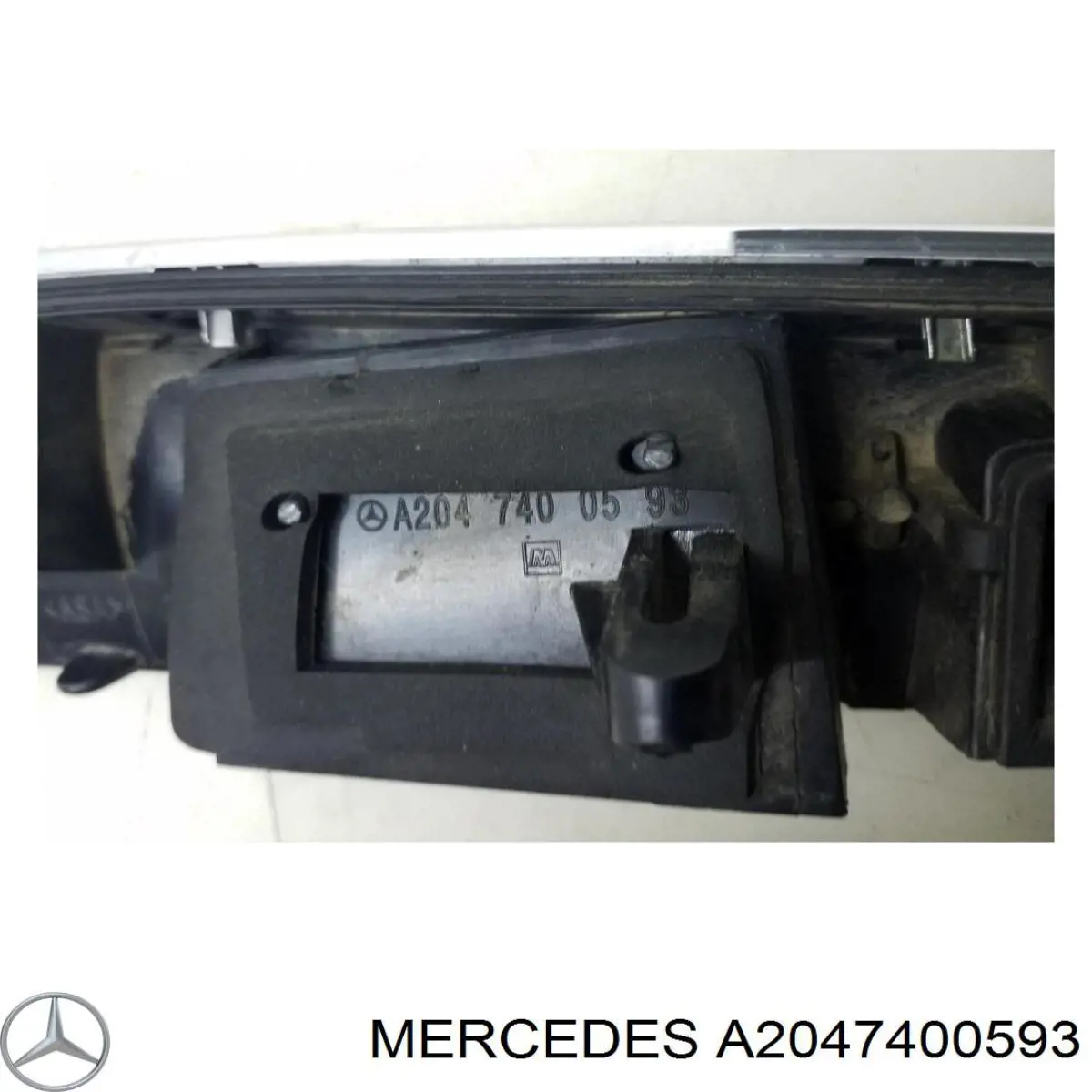 Накладка задней 3-й/ 5-й двери Mercedes 2047400593