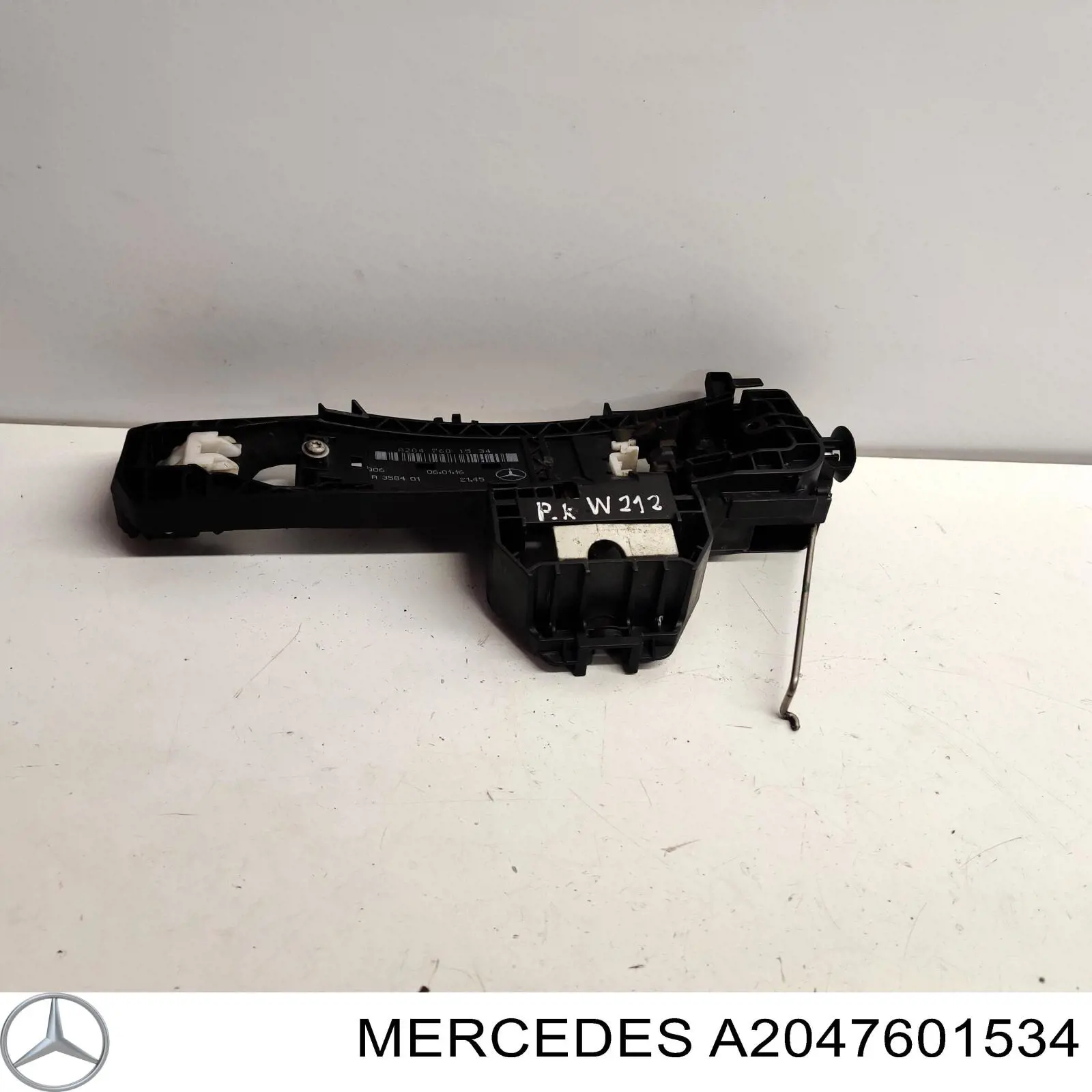 Купить 2047602334 Mercedes Держатель наружной ручки двери передней левой