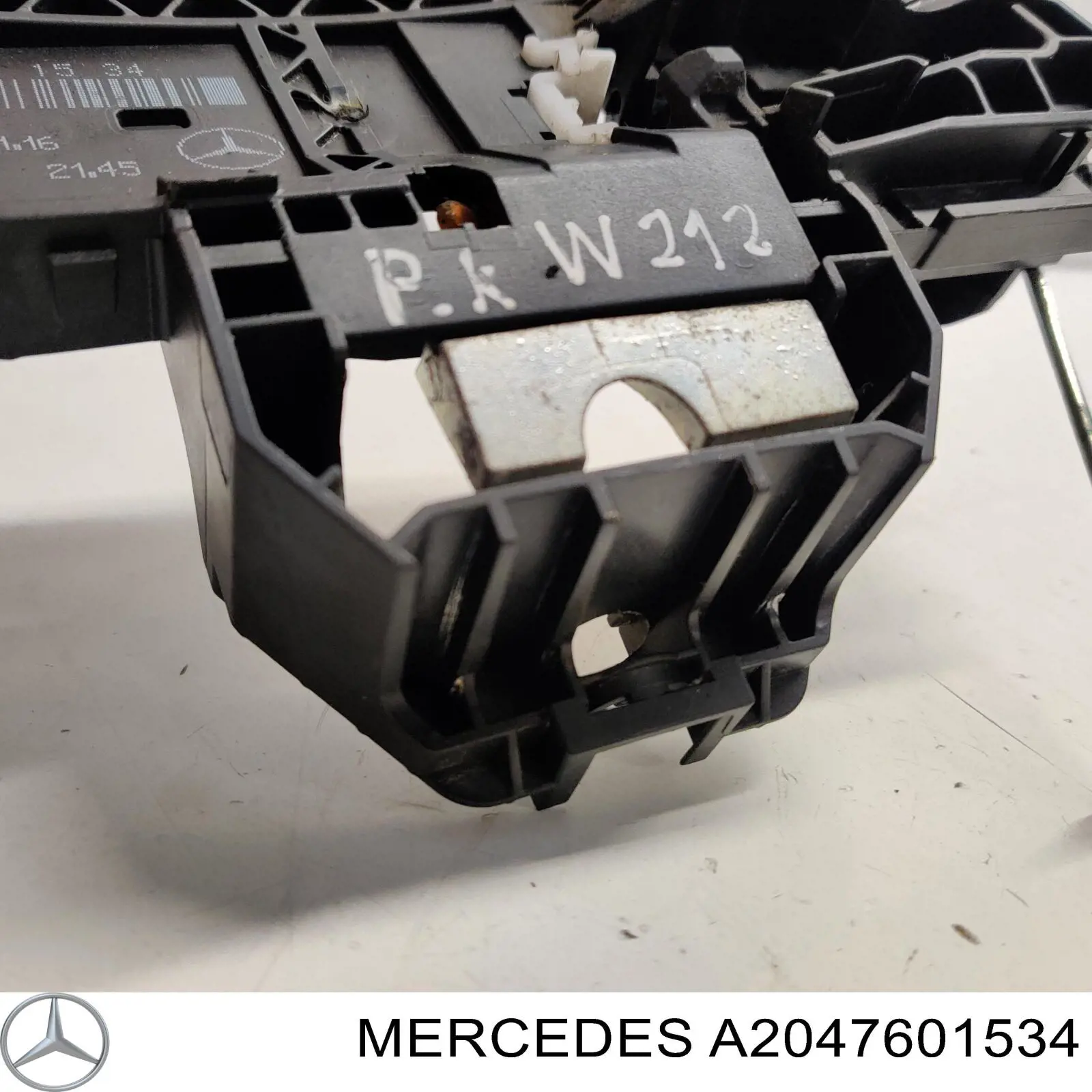 Держатель наружной ручки двери передней левой 2047602334 Mercedes
