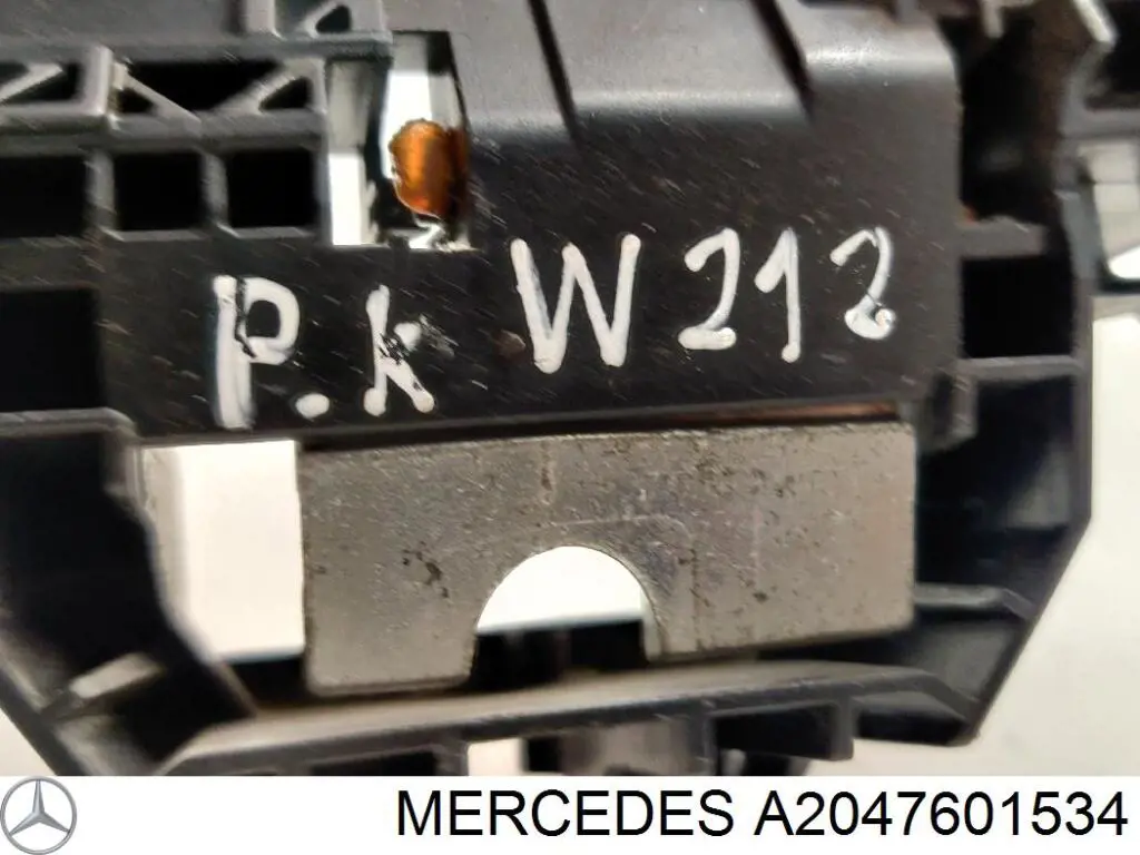 Держатель наружной ручки двери, передней левой Mercedes 2047602334