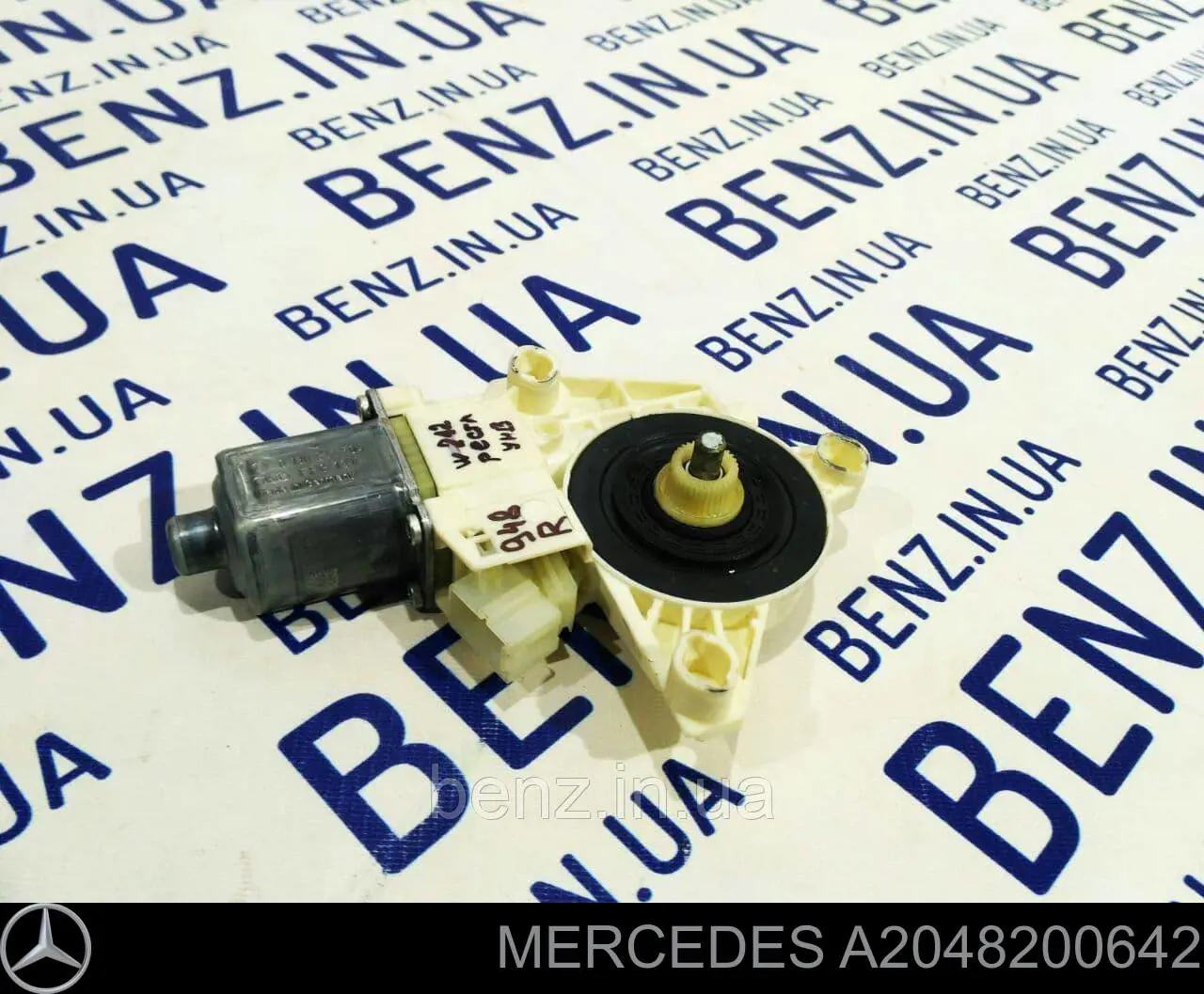 Мотор стеклоподъемника двери задней правой 2048200642 Mercedes