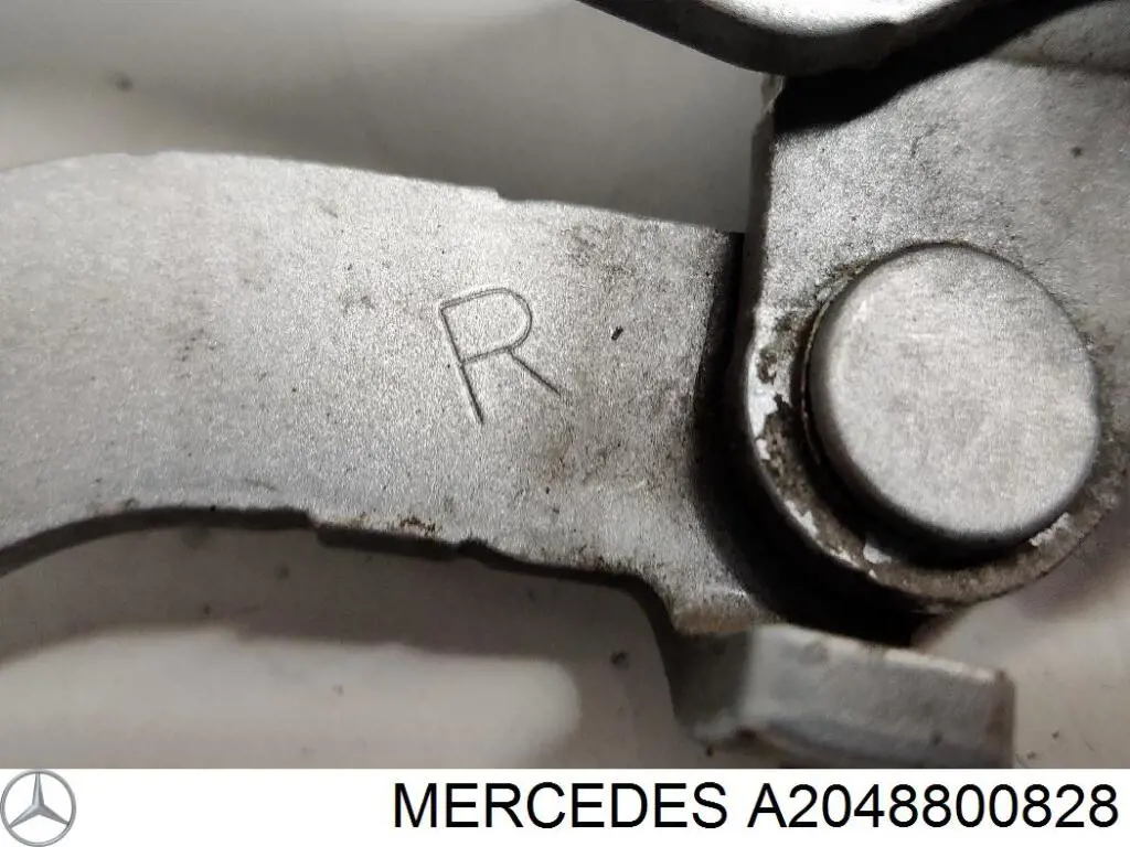 Правая петля капота  Mercedes A2048800828