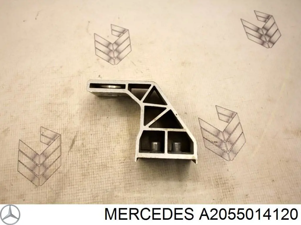 2055014120 Mercedes Кронштейн радиатора нижний