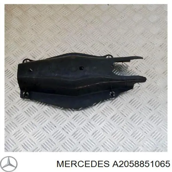 Кронштейн бампера переднего, центральный Mercedes 2058851065