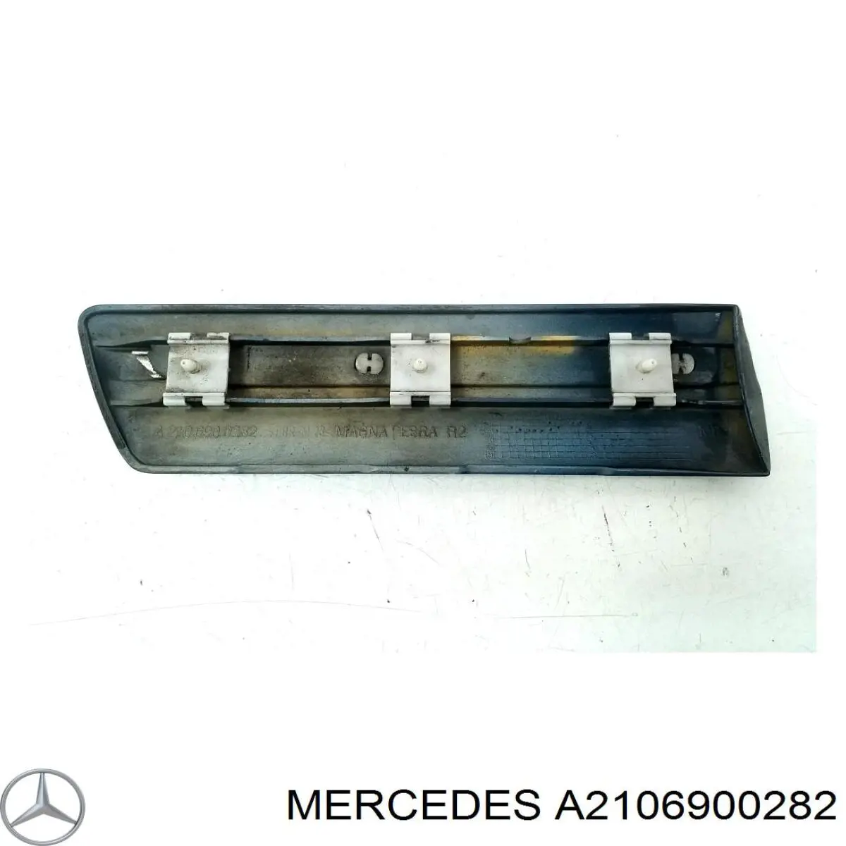 2106900282 Mercedes Молдинг крыла переднего правого