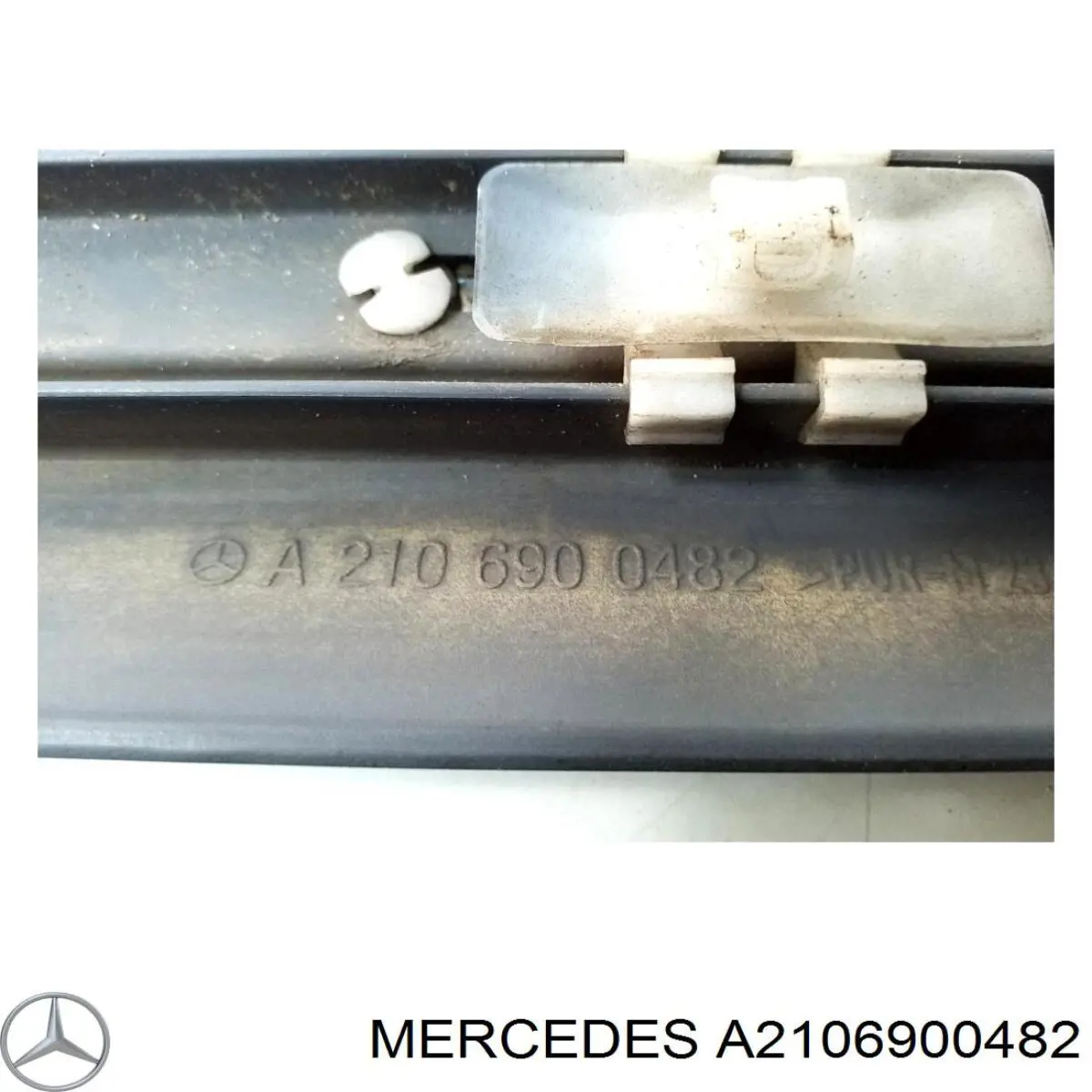 A2106900482 Mercedes Накладка передней правой двери