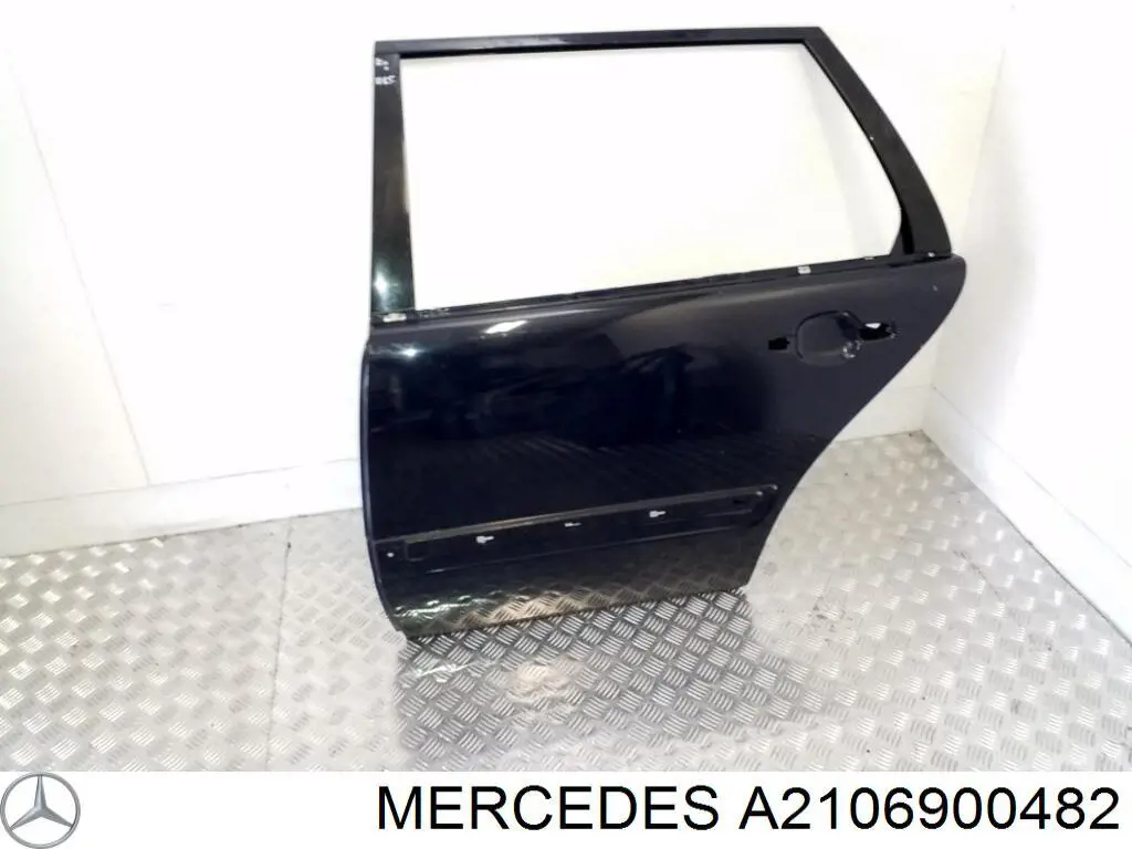 Купить A2106900482 Mercedes Накладка двери передней правой