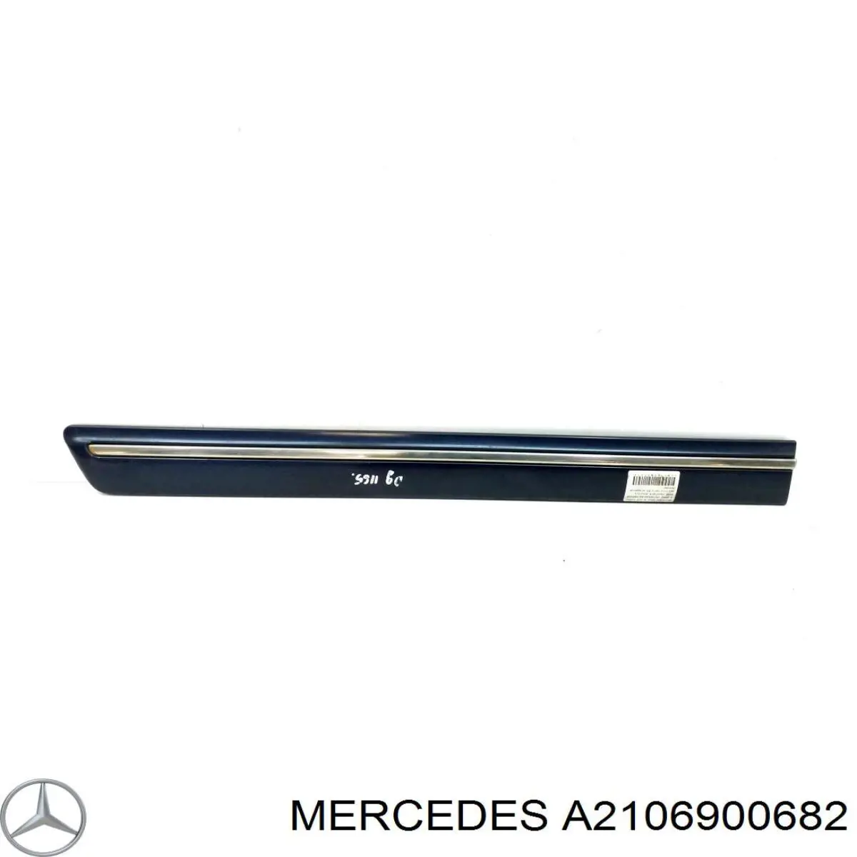Накладка задней правой двери на Mercedes E (W210)