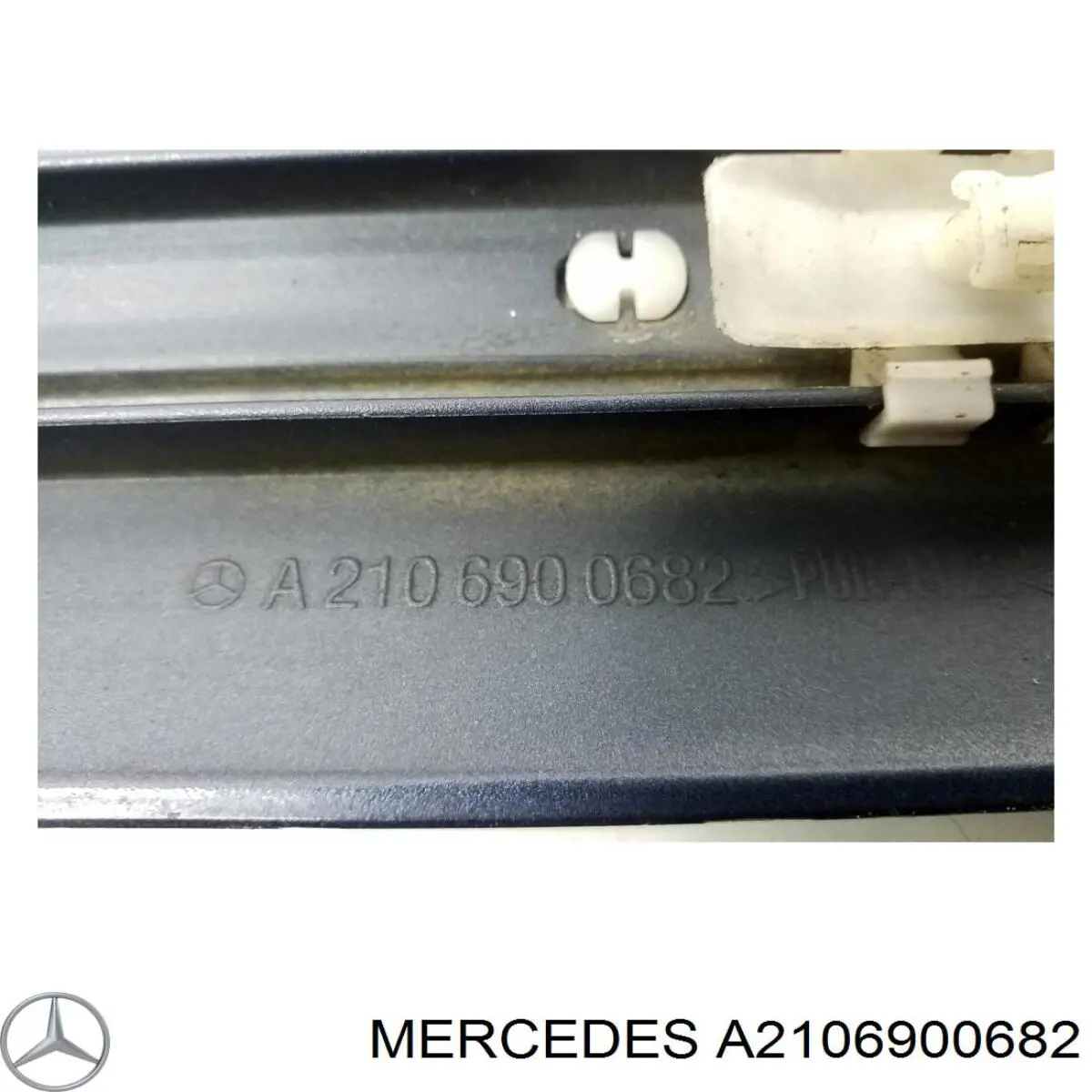 A2106900682 Mercedes Накладка задней правой двери