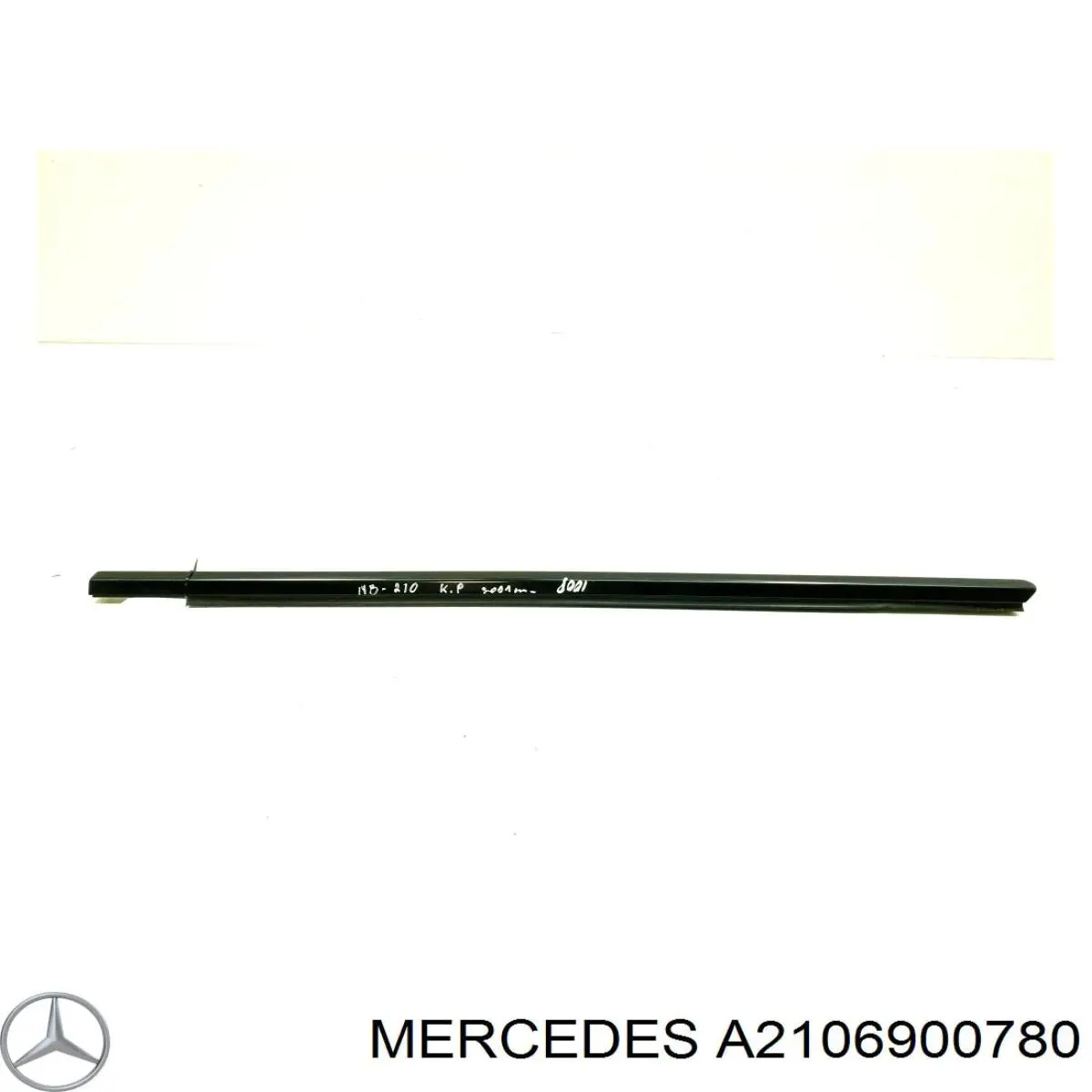 2106900780 Mercedes молдинг опускного стекла двери передней левой