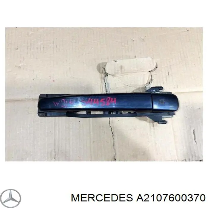 2107600370 Mercedes maçaneta externa esquerda da porta traseira
